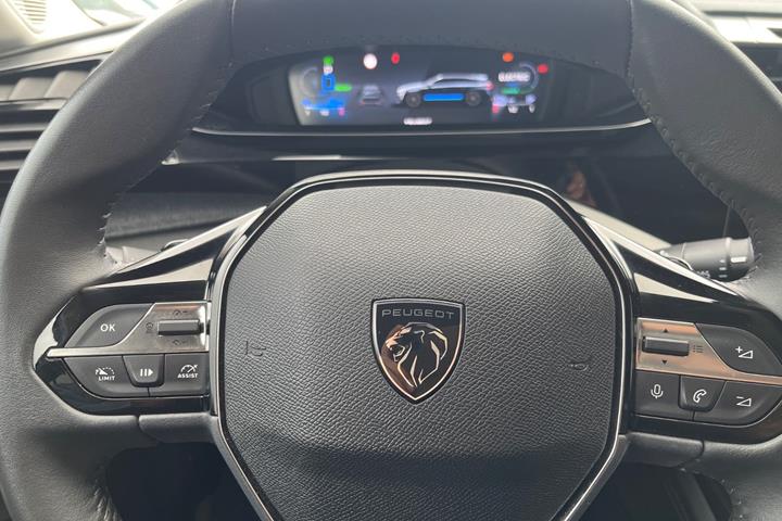 Grå Peugeot 308 fra 2022