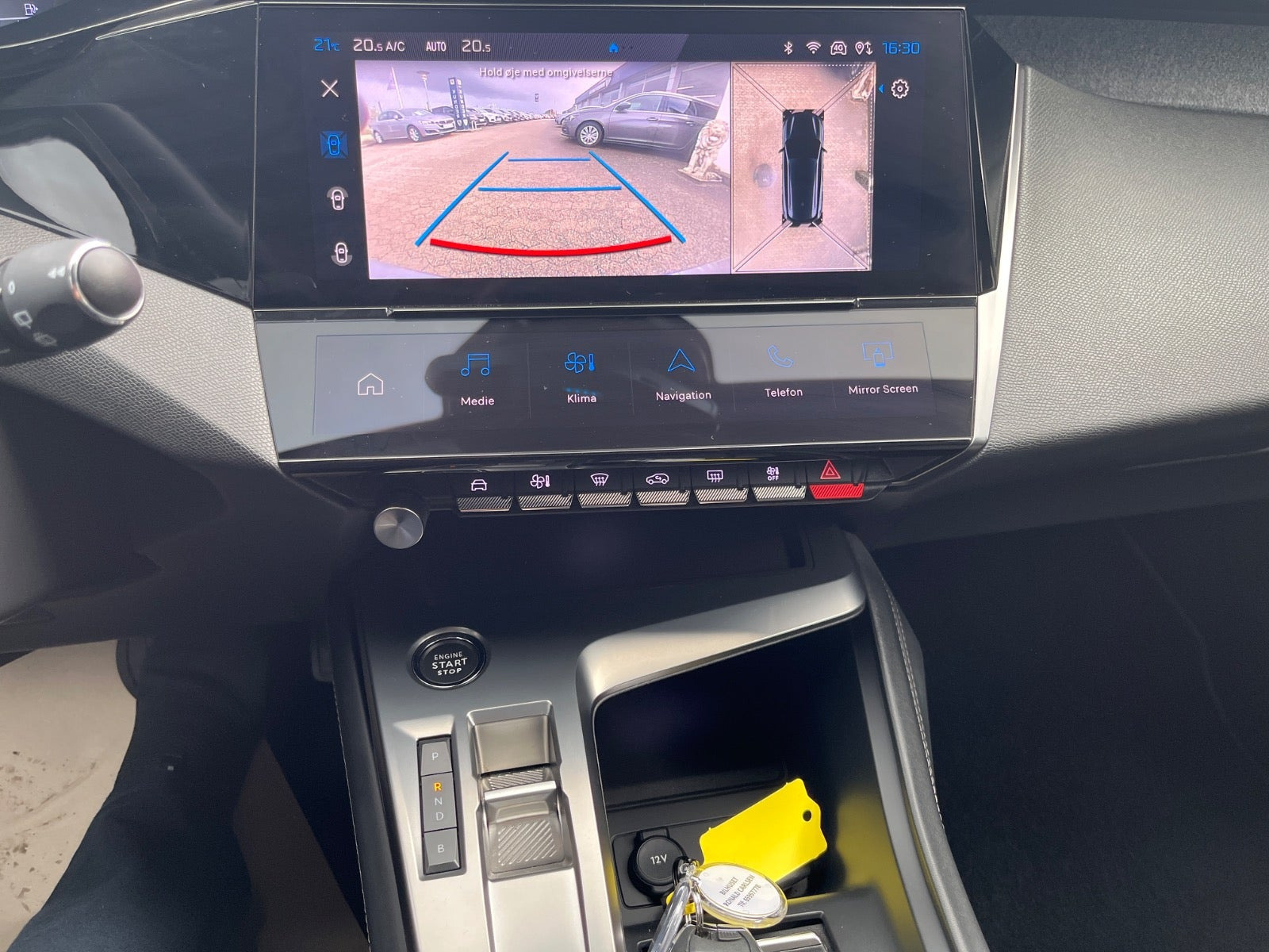 Grå Peugeot 308 fra 2022