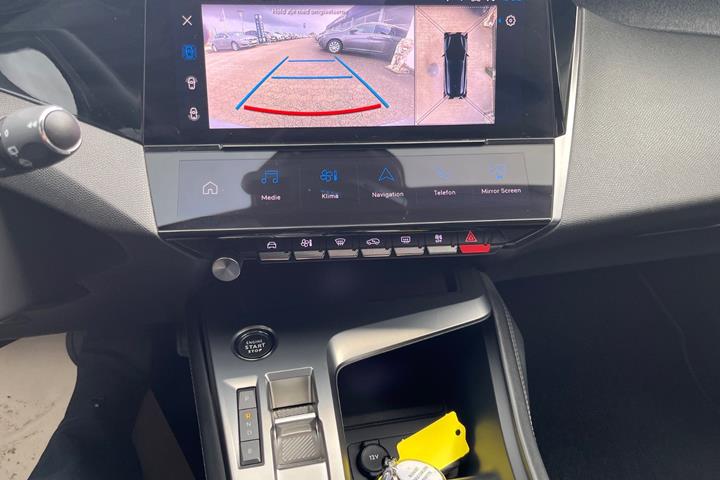 Grå Peugeot 308 fra 2022