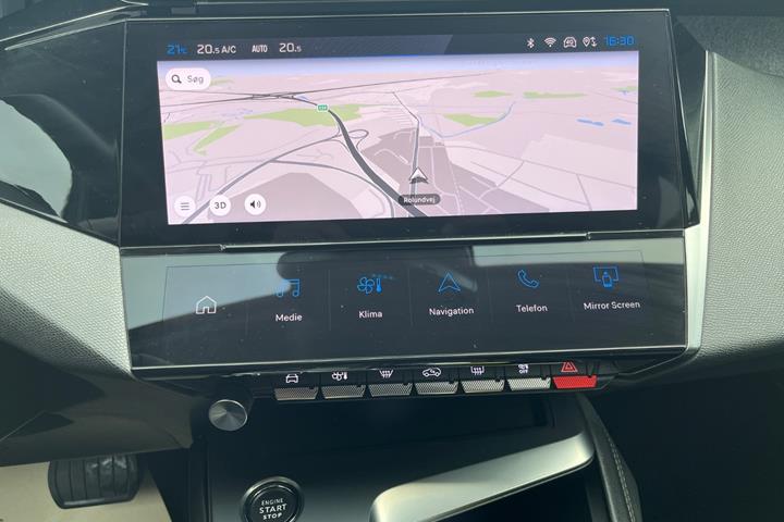 Grå Peugeot 308 fra 2022