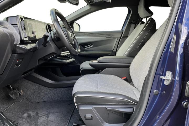 Blå Renault Megane E-Tech fra 2023