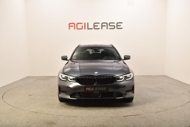 Grå BMW 330e fra 2020