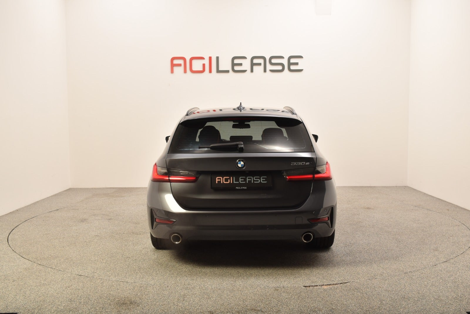 Grå BMW 330e fra 2020