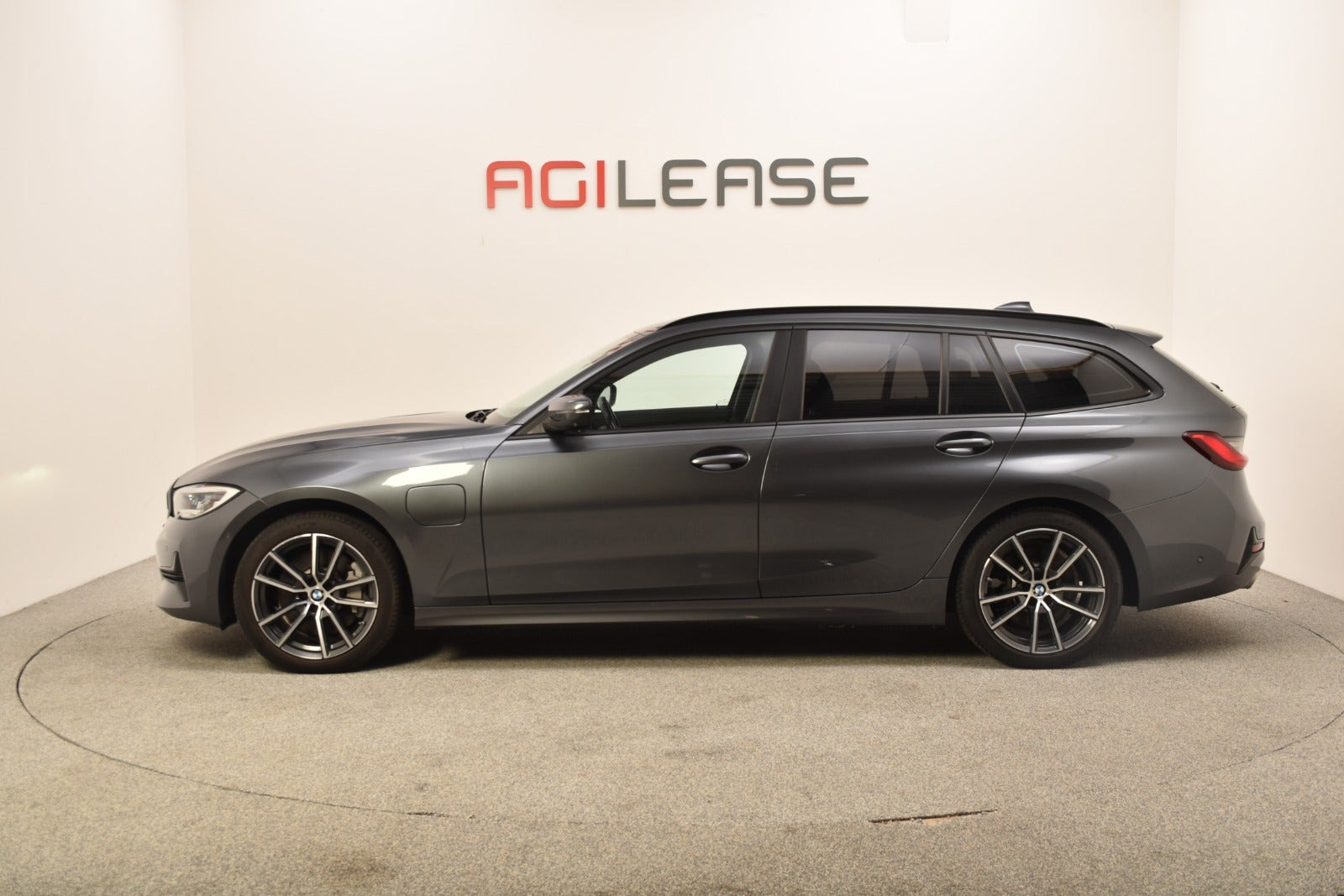 Grå BMW 330e fra 2020