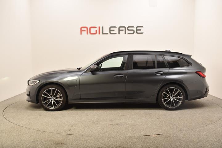 Grå BMW 330e fra 2020