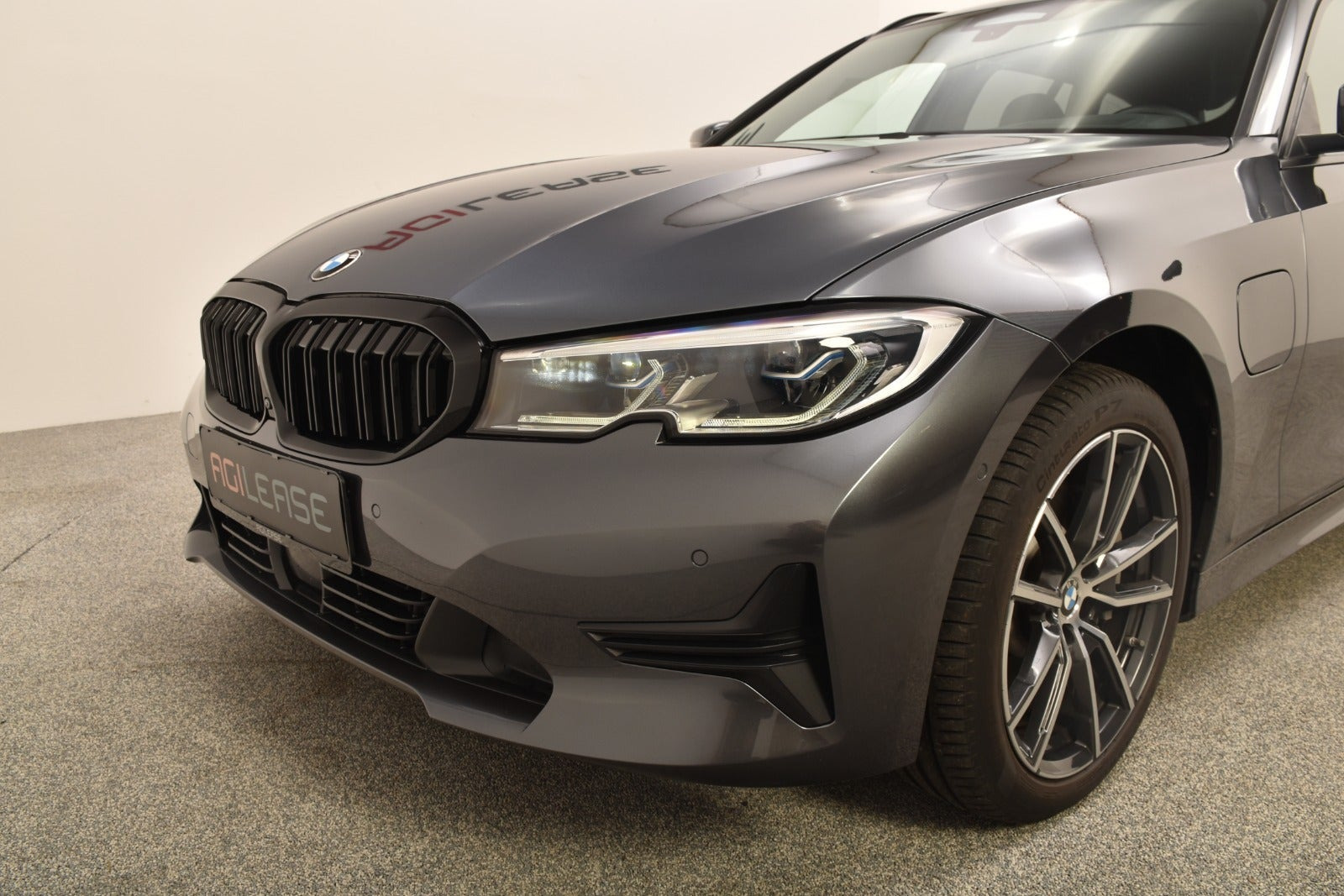 Grå BMW 330e fra 2020