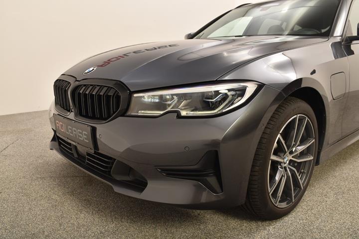 Grå BMW 330e fra 2020