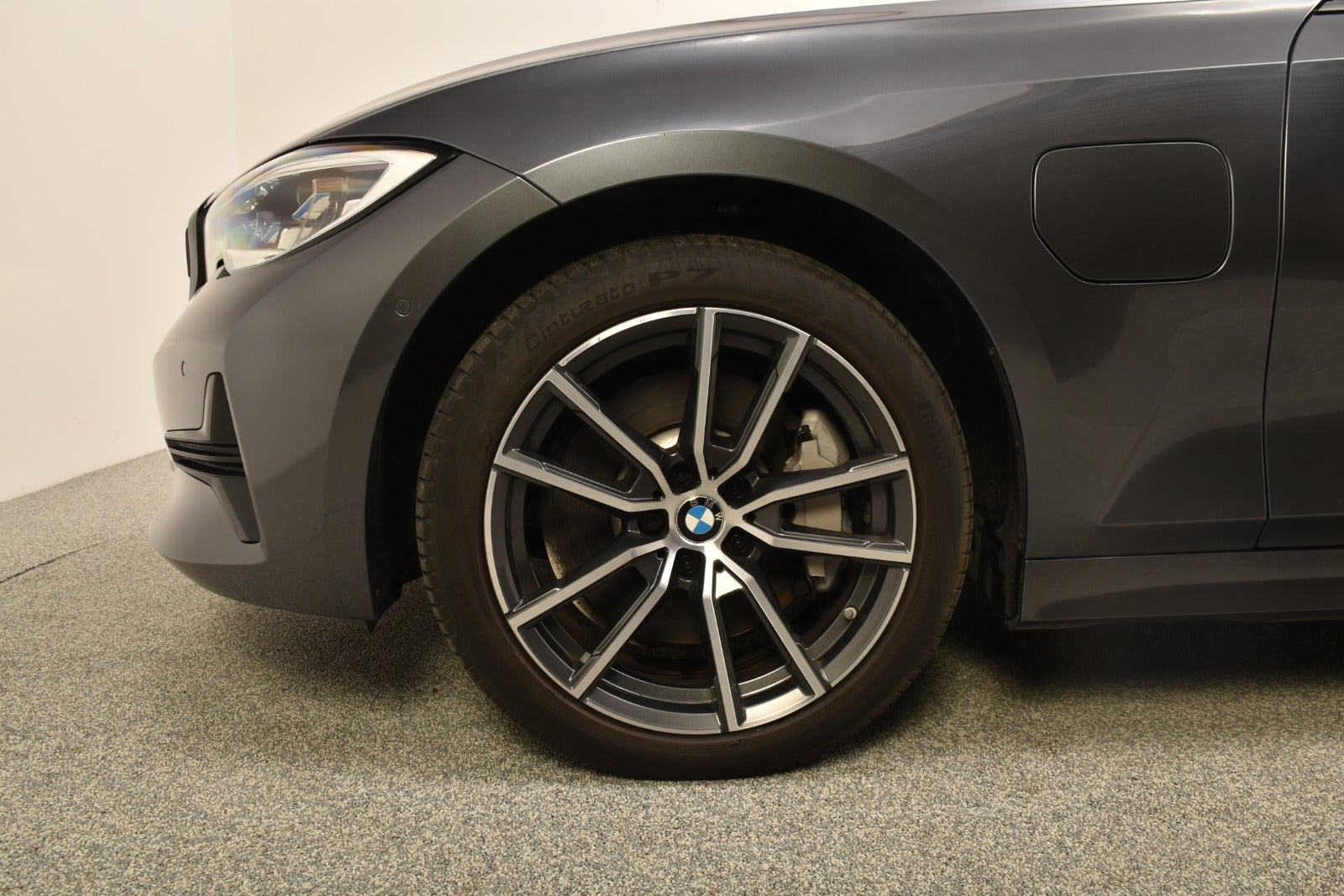 Grå BMW 330e fra 2020