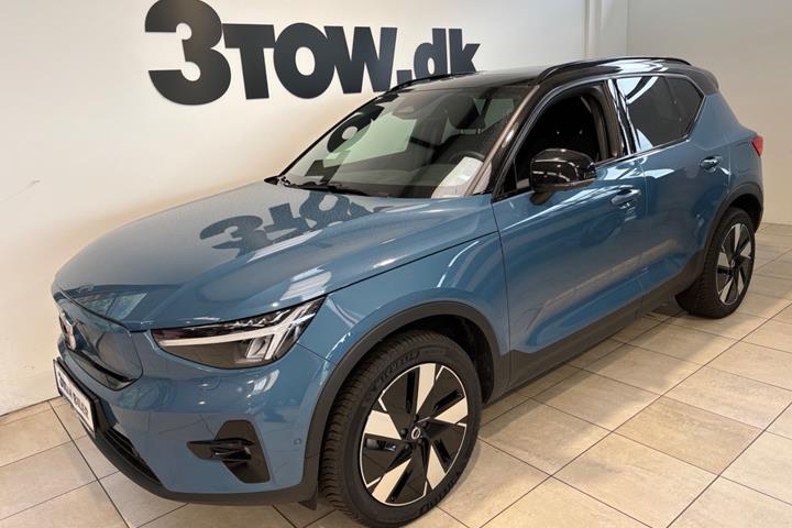 Blå Volvo XC40 fra 2024