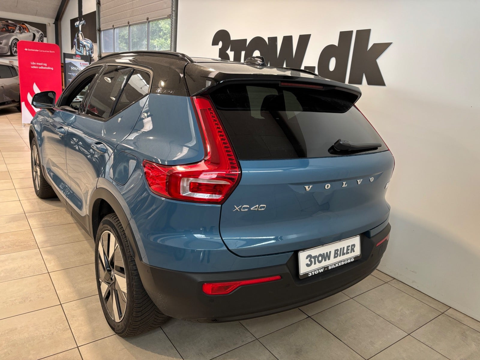 Blå Volvo XC40 fra 2024