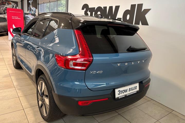 Blå Volvo XC40 fra 2024