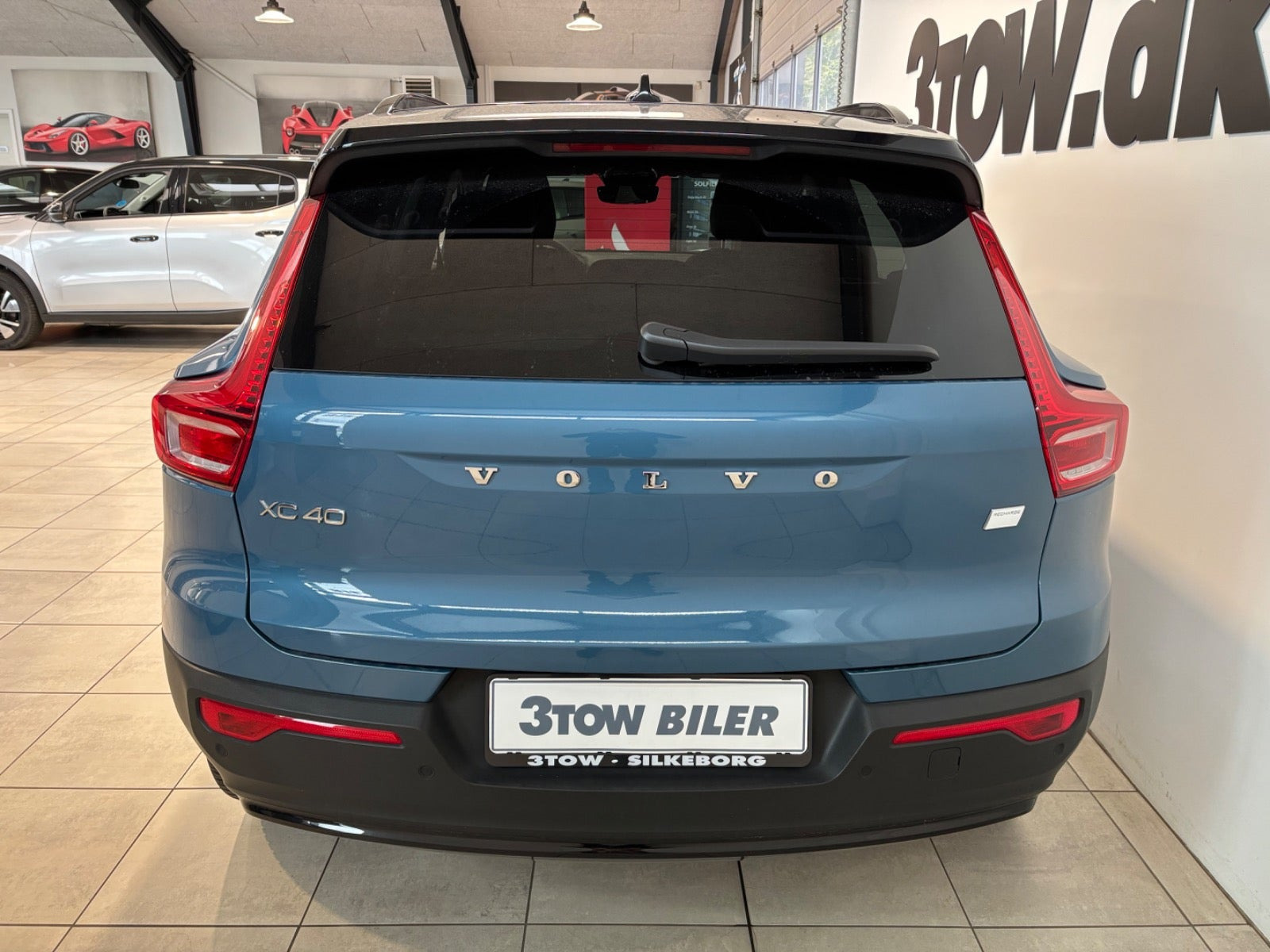 Blå Volvo XC40 fra 2024