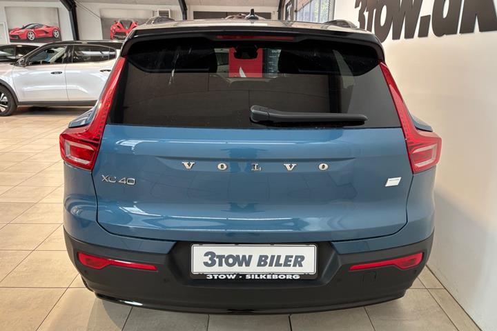 Blå Volvo XC40 fra 2024