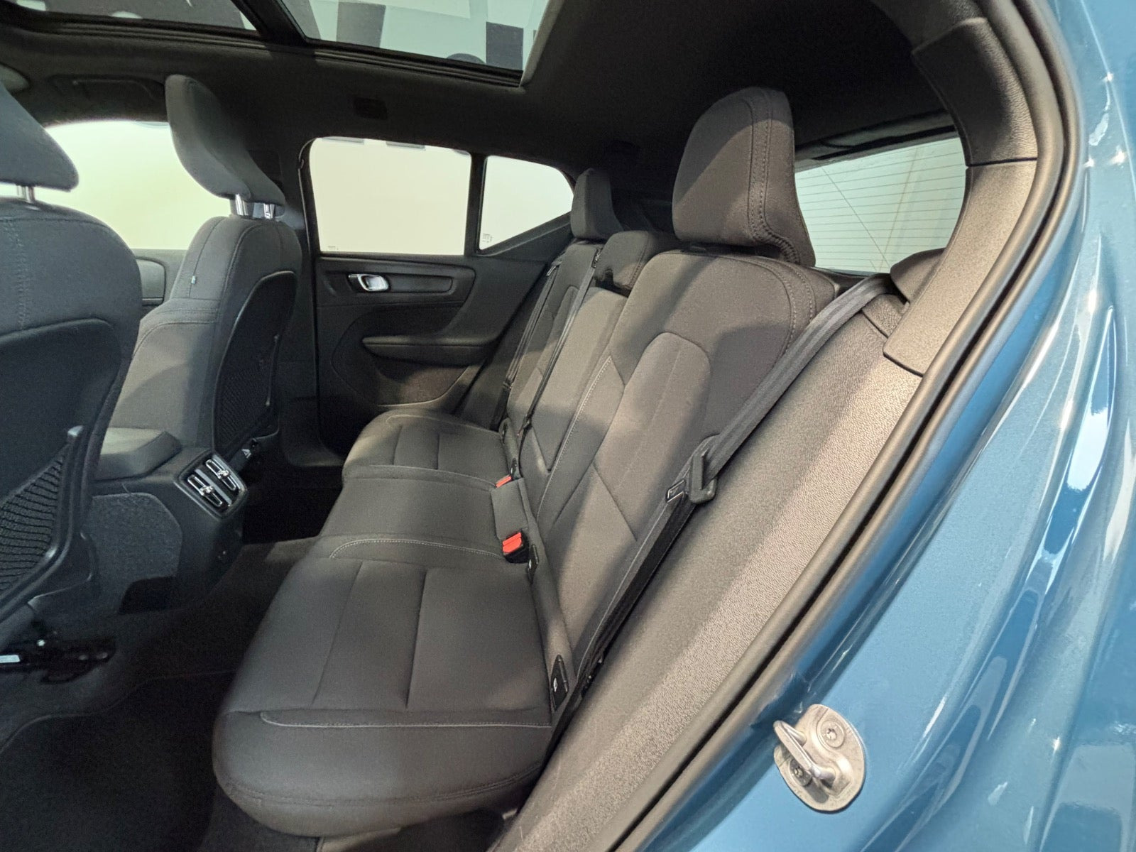 Blå Volvo XC40 fra 2024