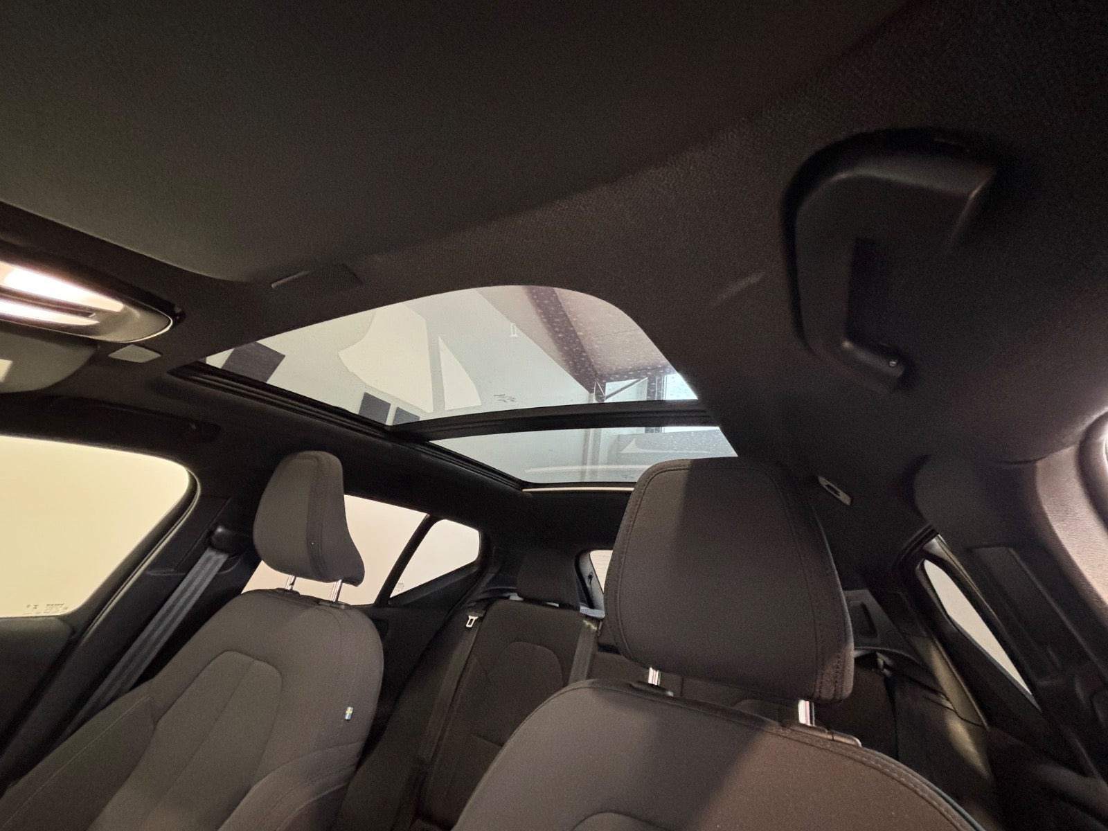 Blå Volvo XC40 fra 2024