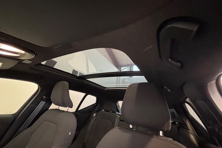 Blå Volvo XC40 fra 2024