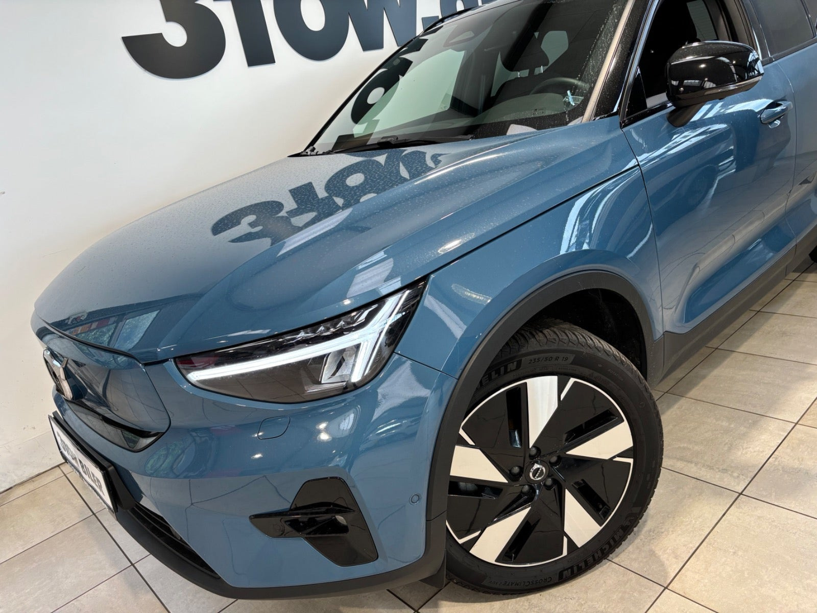 Blå Volvo XC40 fra 2024