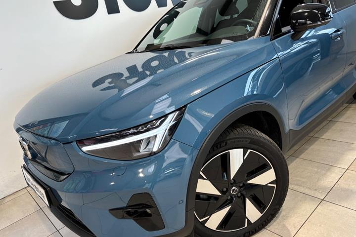 Blå Volvo XC40 fra 2024
