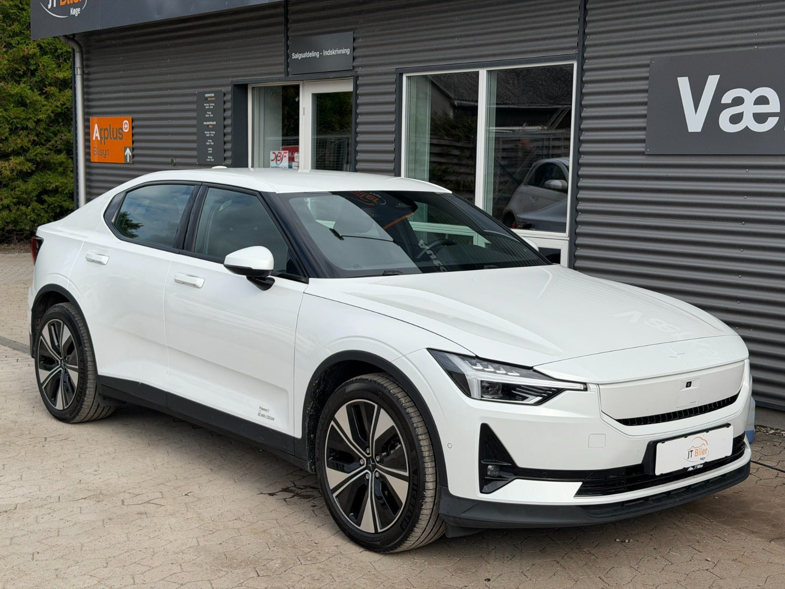 Hvid Polestar 2 fra 2024 set udefra