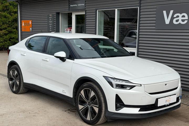 Hvid Polestar 2 fra 2024 set udefra