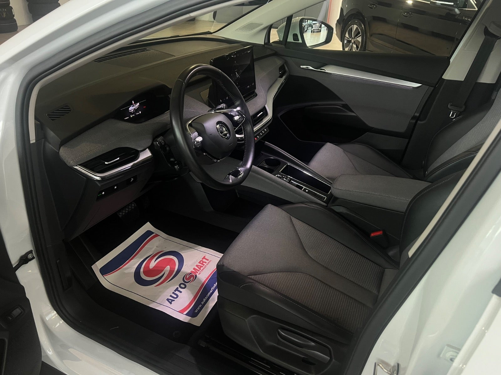 Hvid Skoda Enyaq fra 2023