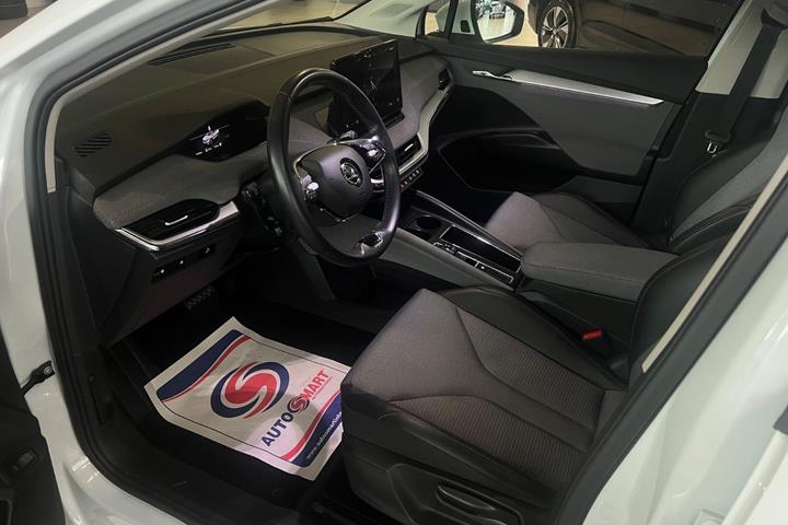 Hvid Skoda Enyaq fra 2023