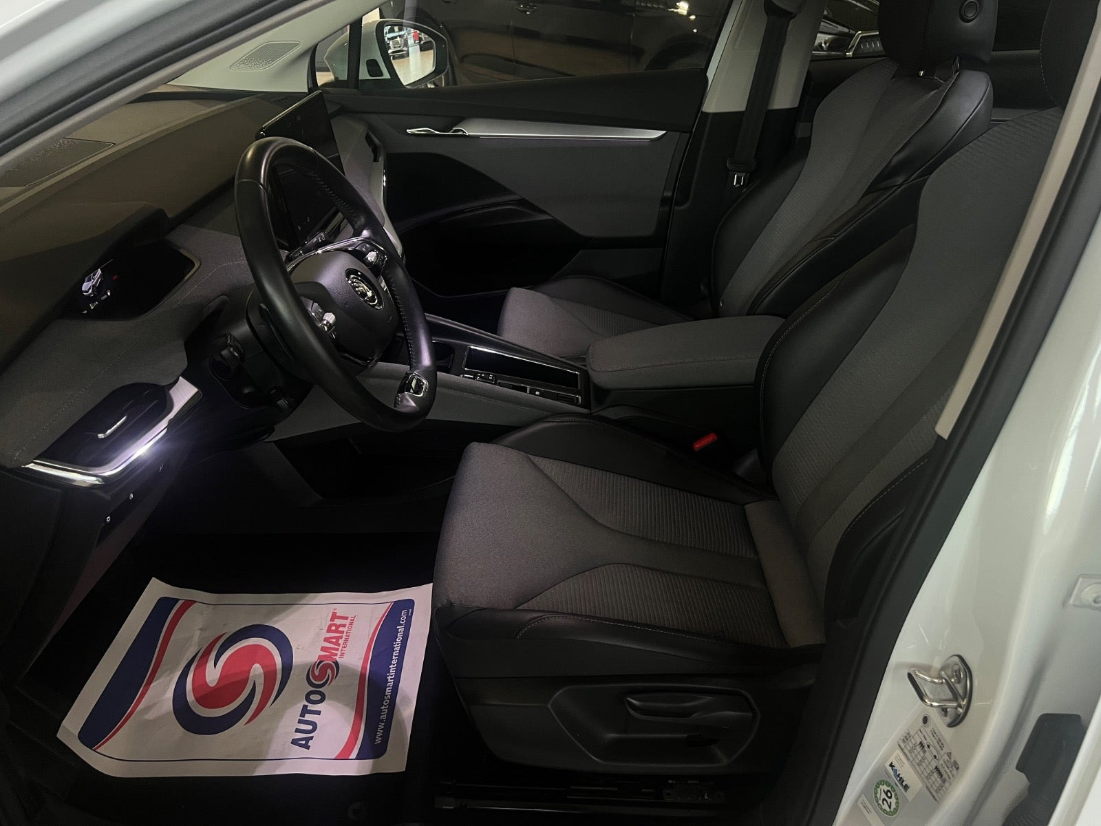 Hvid Skoda Enyaq fra 2023