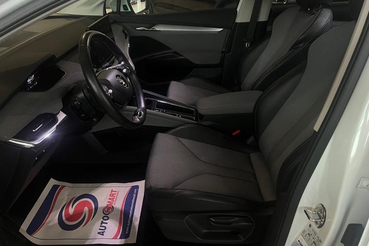 Hvid Skoda Enyaq fra 2023