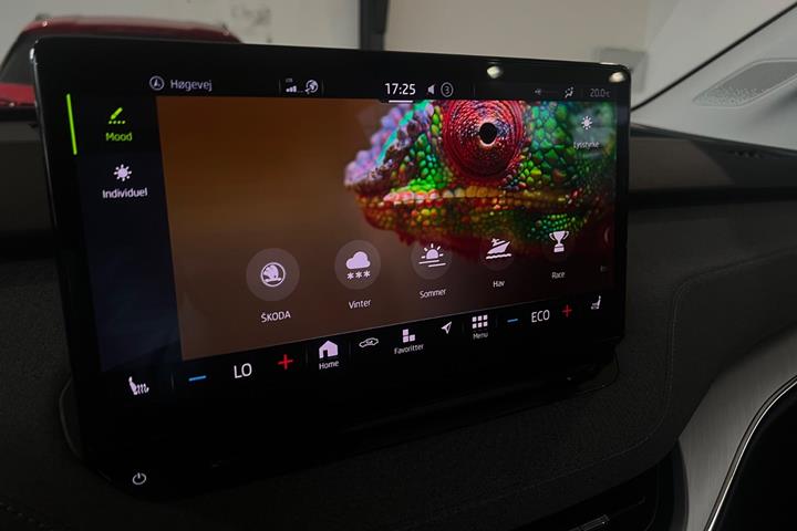 Hvid Skoda Enyaq fra 2023