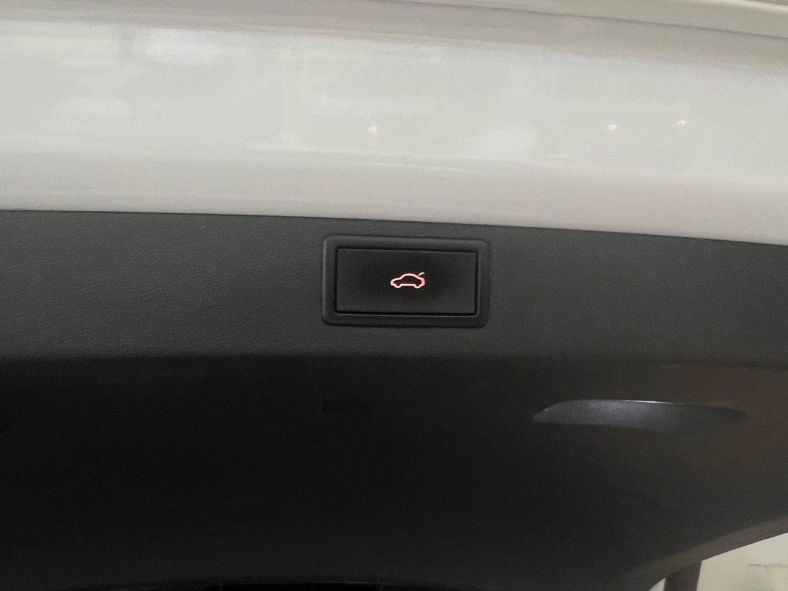 Hvid Skoda Enyaq fra 2023