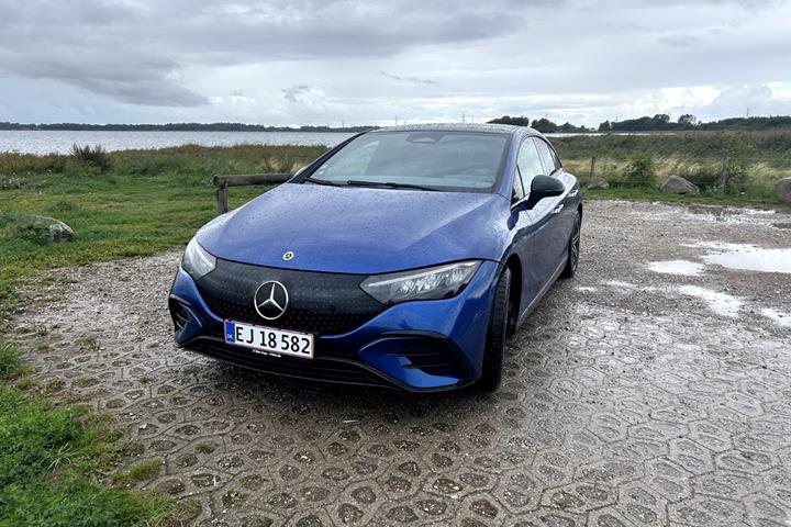 Blå Mercedes EQE300 fra 2022