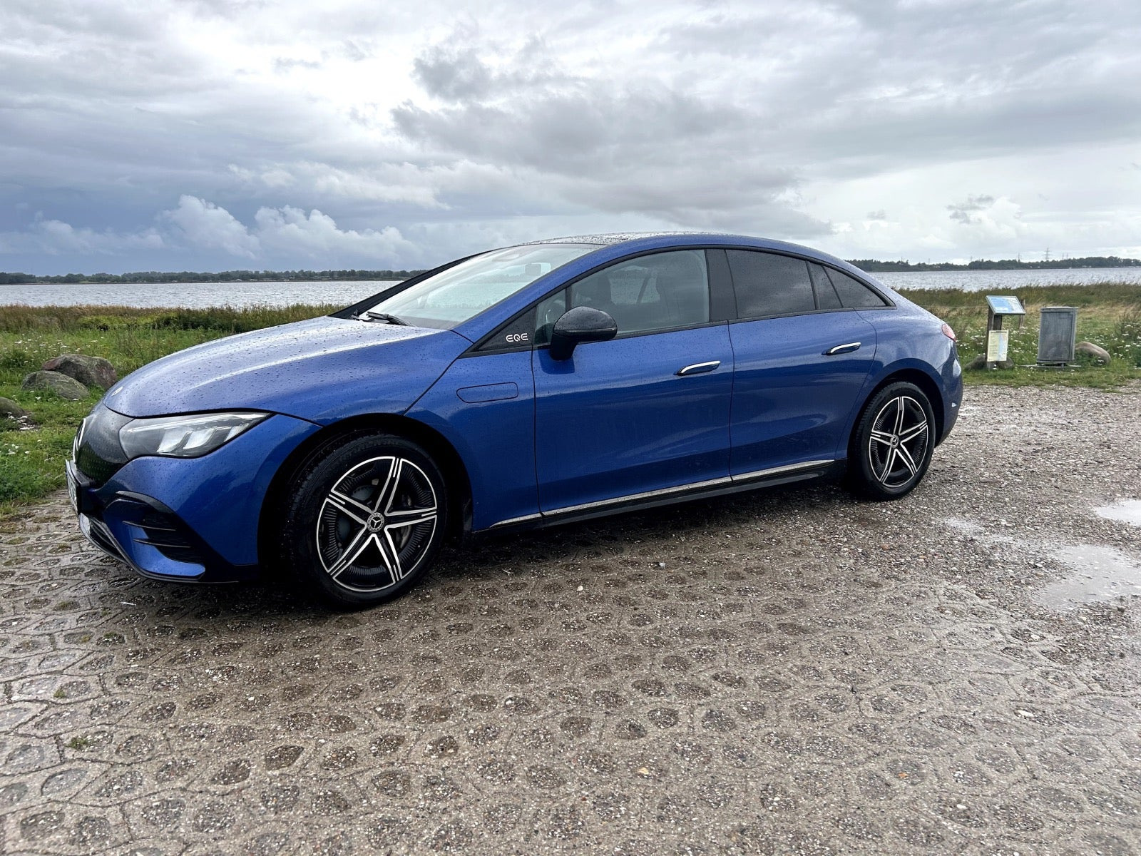 Blå Mercedes EQE300 fra 2022