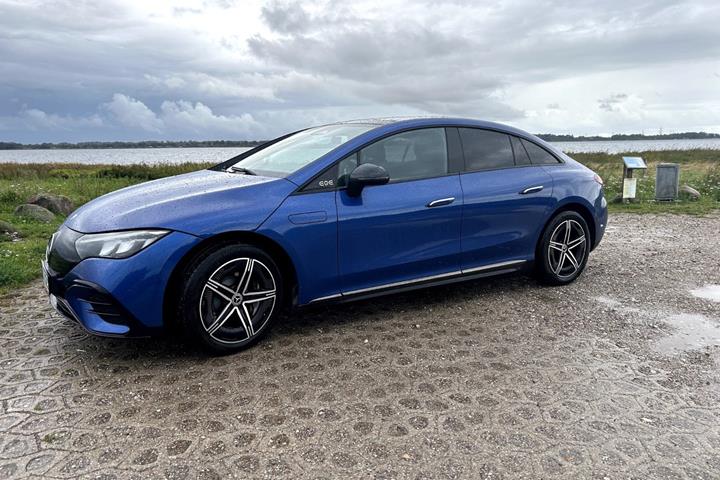 Blå Mercedes EQE300 fra 2022