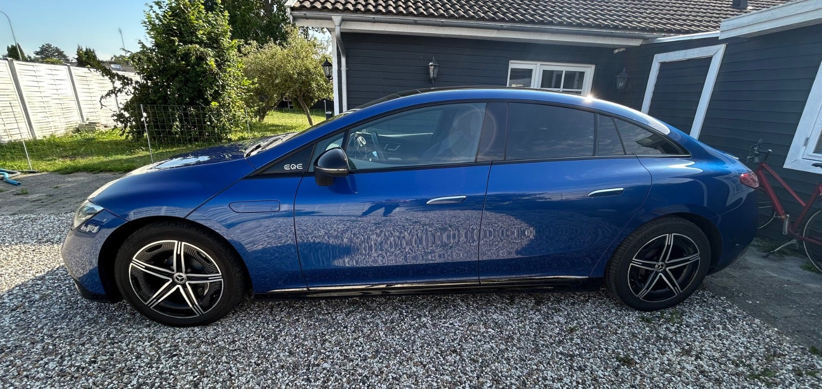 Blå Mercedes EQE300 fra 2022