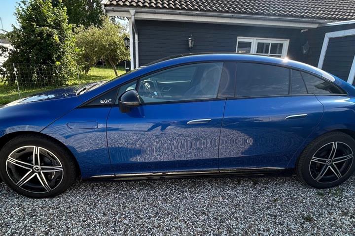 Blå Mercedes EQE300 fra 2022