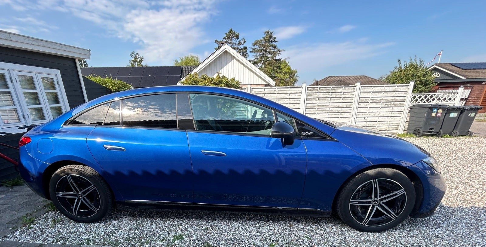 Blå Mercedes EQE300 fra 2022