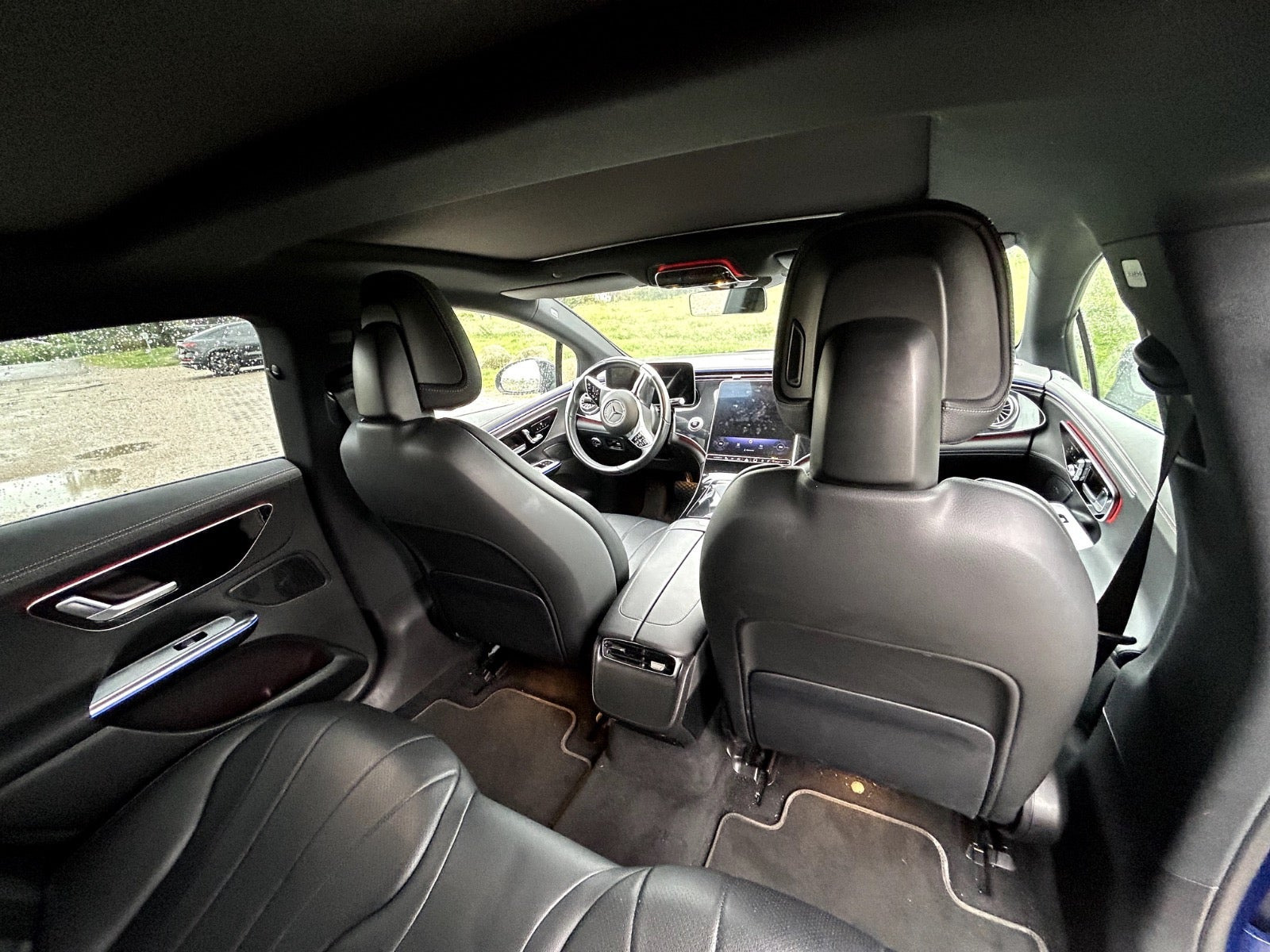 Blå Mercedes EQE300 fra 2022