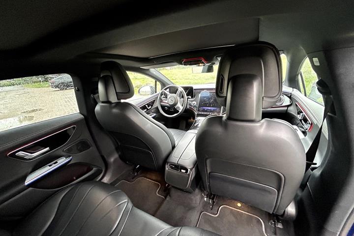 Blå Mercedes EQE300 fra 2022