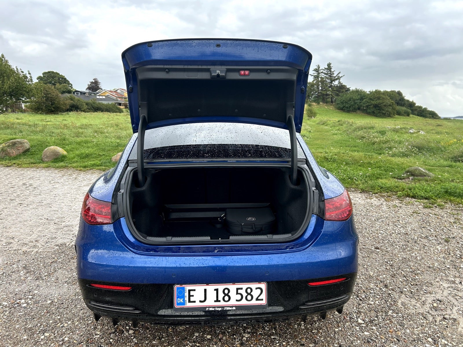 Blå Mercedes EQE300 fra 2022