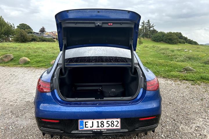 Blå Mercedes EQE300 fra 2022
