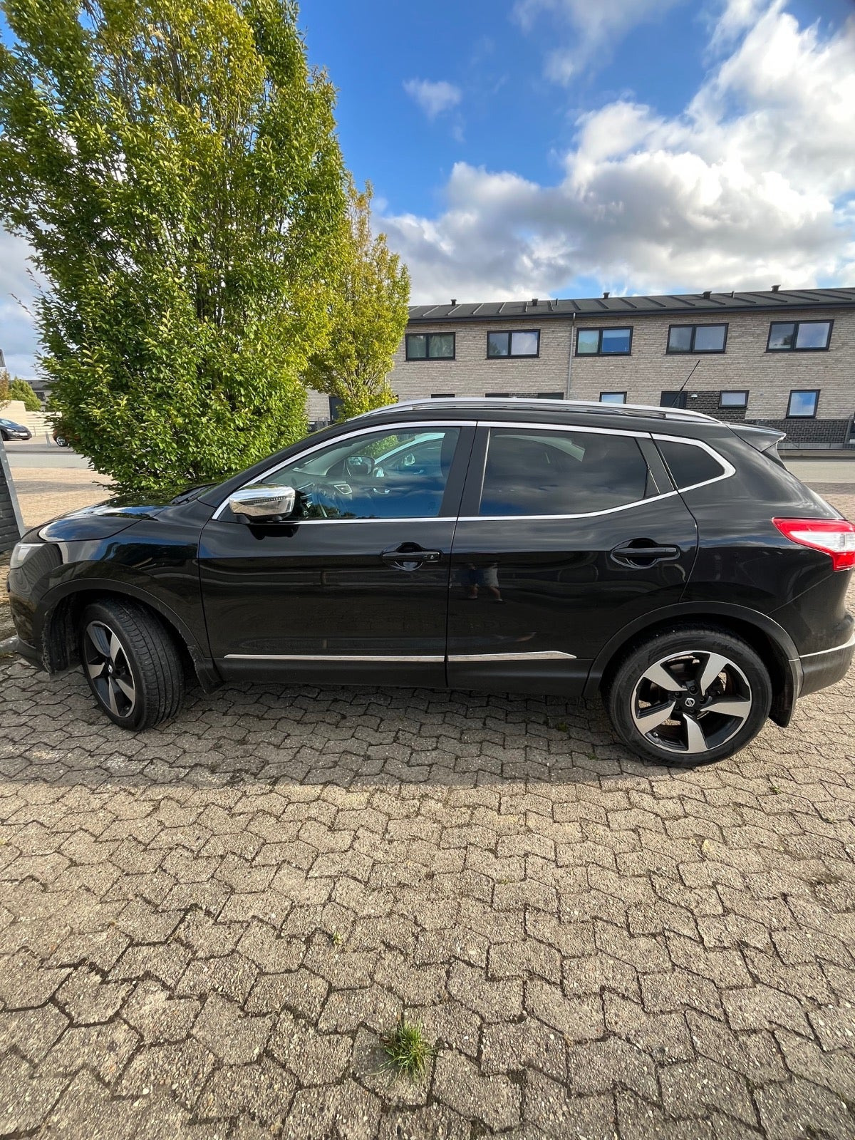 Sort Nissan Qashqai fra 2016