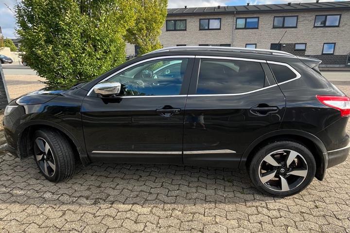 Sort Nissan Qashqai fra 2016