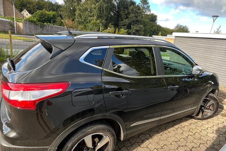 Sort Nissan Qashqai fra 2016