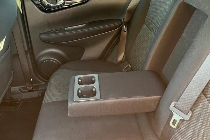 Sort Nissan Qashqai fra 2016