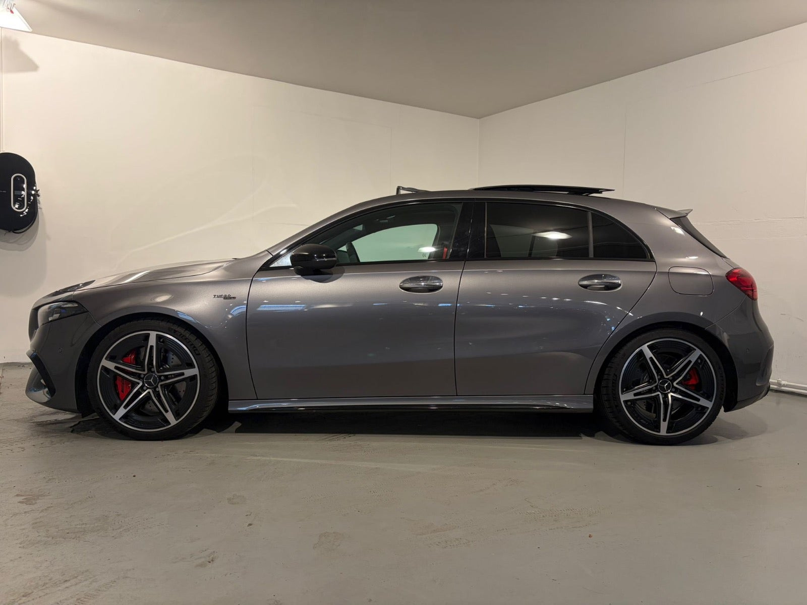 Gul Mercedes A45 fra 2024