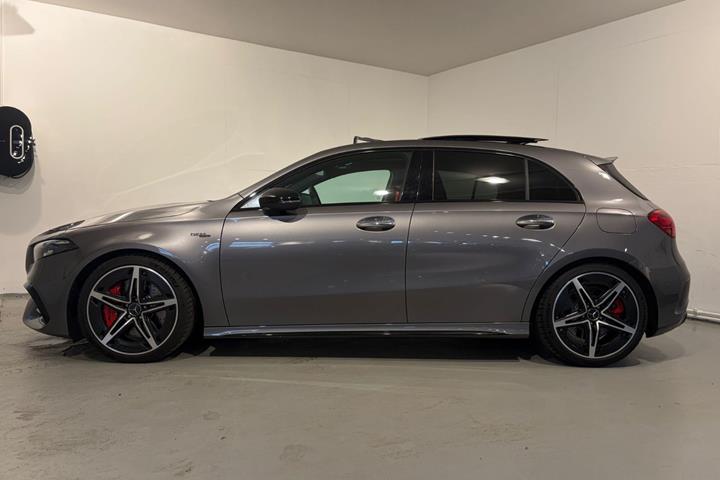 Gul Mercedes A45 fra 2024