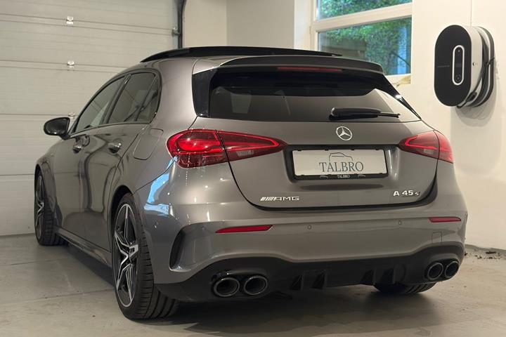 Gul Mercedes A45 fra 2024