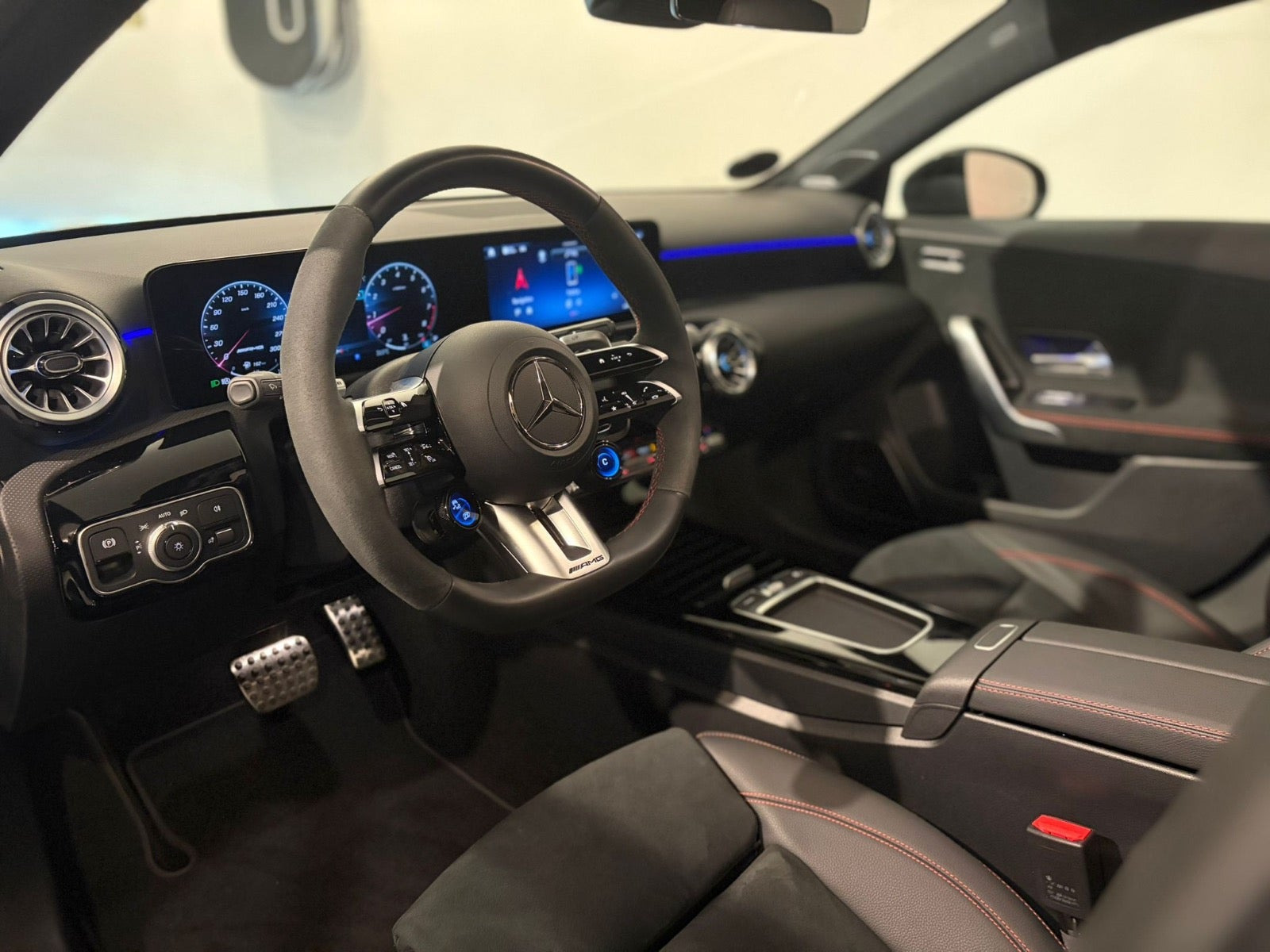 Gul Mercedes A45 fra 2024