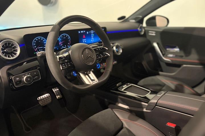 Gul Mercedes A45 fra 2024