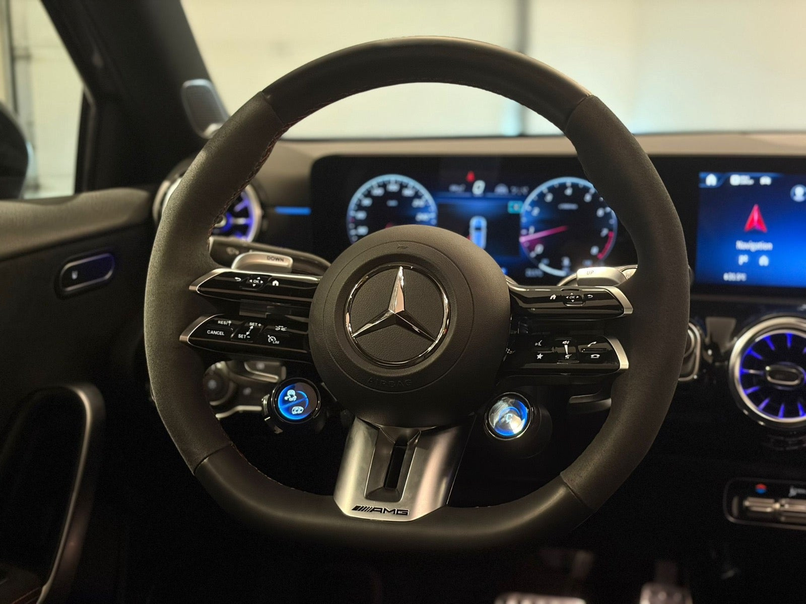 Gul Mercedes A45 fra 2024